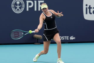 Amanda Anisimova kusi w skąpym bikini. Rywalka Igi Świątek pokazała odważne kadry z plaży