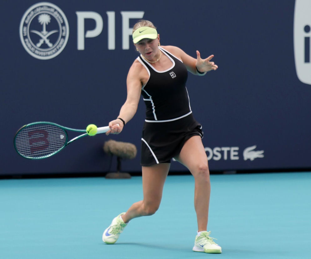 Amanda Anisimova kusi w skąpym bikini. Rywalka Igi Świątek pokazała odważne kadry z plaży