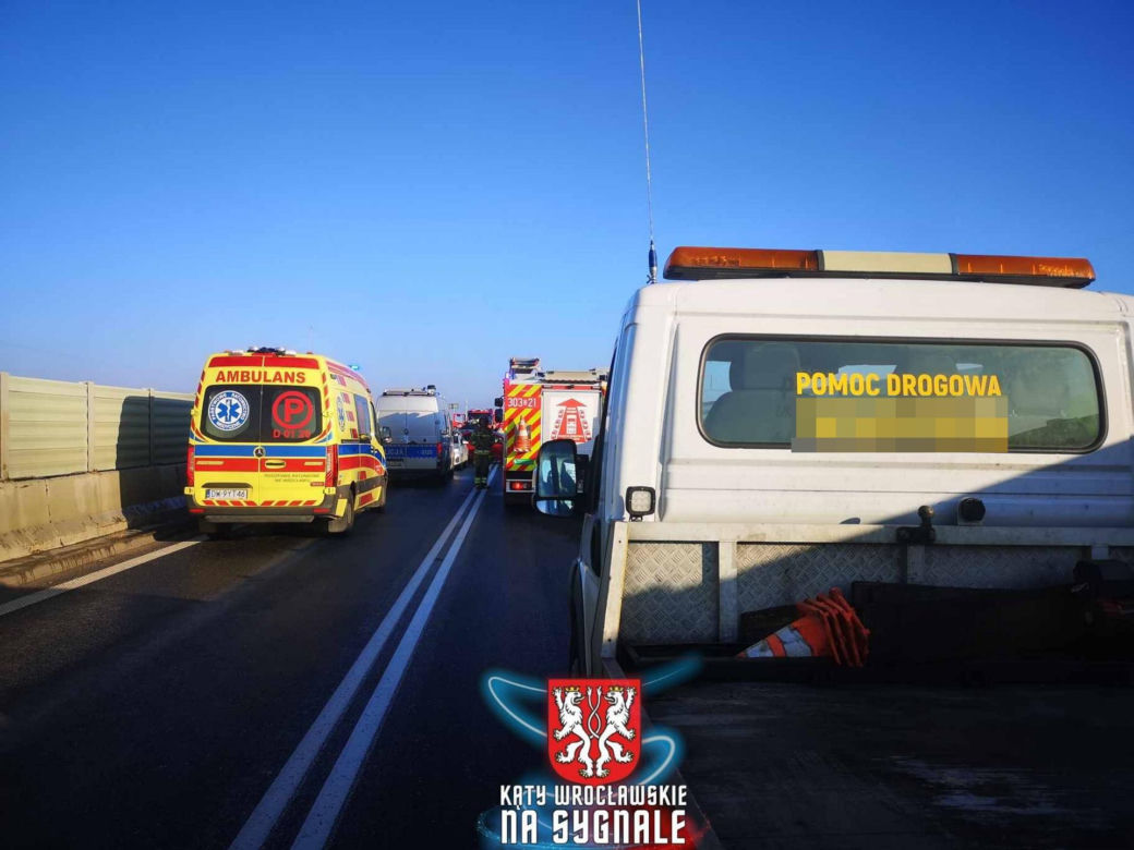 Strażacy chcieli pomóc przy wypadku. Wtedy w jednego z nich wjechał samochód