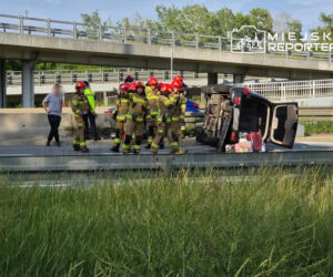Dachowanie na Wisłostradzie. Auto przewróciło się po zderzeniu z innym samochodem