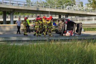 Chwile grozy na Wisłostradzie. Samochód wylądował na boku