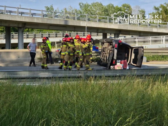 Chwile grozy na Wisłostradzie. Samochód wylądował na boku