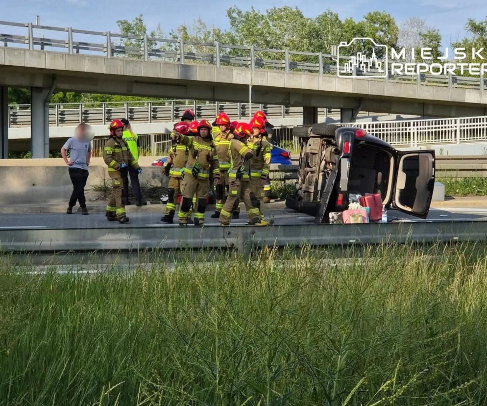 Dachowanie na Wisłostradzie. Auto przewróciło się po zderzeniu z innym samochodem
