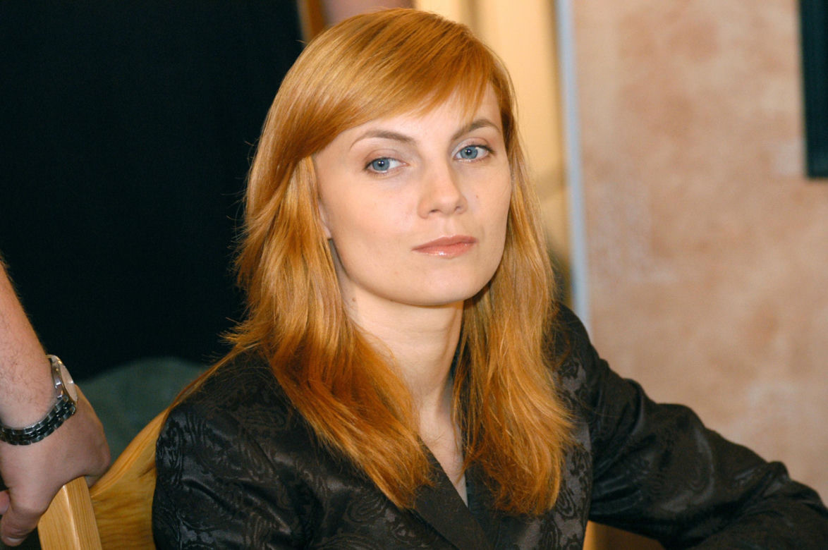 Aktorka związana jest z serialem od początku jego istnienia, tj. od 2003 roku.