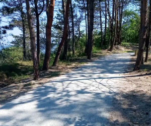 Rowerzyści kontra naturyści. Słynna naga plaża przestanie istnieć?