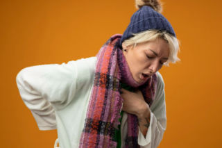 Rano drapie w gardle i męczy kaszel? To może być efekt tego, co robisz przed snem