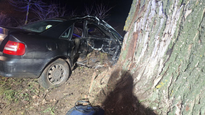 Straszny wypadek przerwał życie młodego kierowcy. 20-latek rozbił się na drzewie!