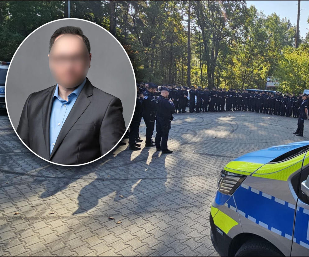 Grupa policjantów na parkingu w lesie. Na miniaturowym zdjęciu zmarły dyrektor. O śledztwie przeczytasz na Eska Toruń.