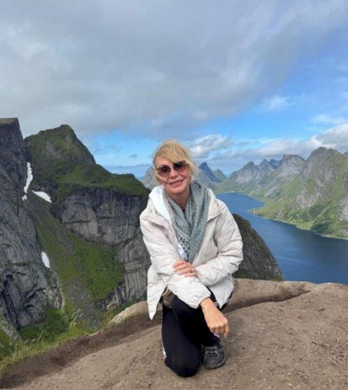 Smutny Englert samotni snuje się po plaży, Zona aktora wybrała zimną północ