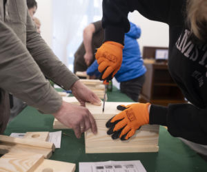 Włodzimierz Czarzasty robi budki dla ptaków Sejm/Piotr Tracz