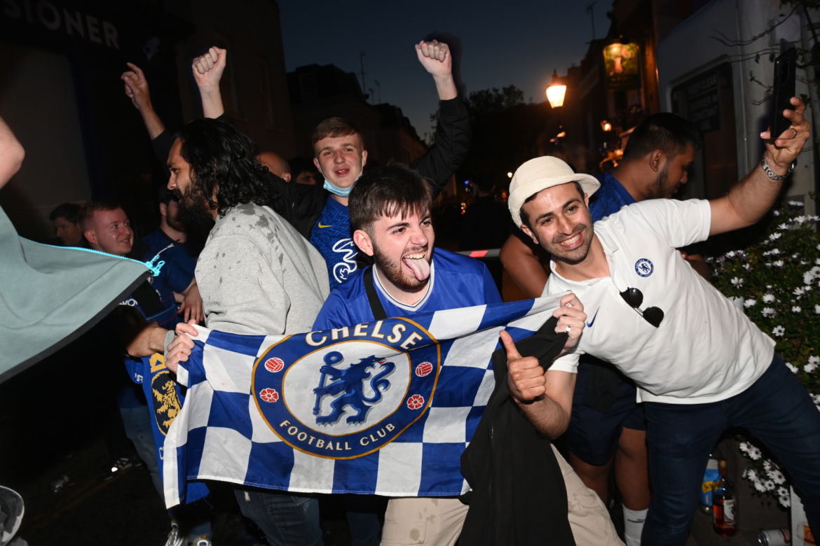 Piłkarze i kibice Chelsea Londyn świętują wygranie Ligi Mistrzów po zwycięstwie w finale 1:0 z Manchesterem City 