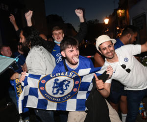 Piłkarze i kibice Chelsea Londyn świętują wygranie Ligi Mistrzów po zwycięstwie w finale 1:0 z Manchesterem City 