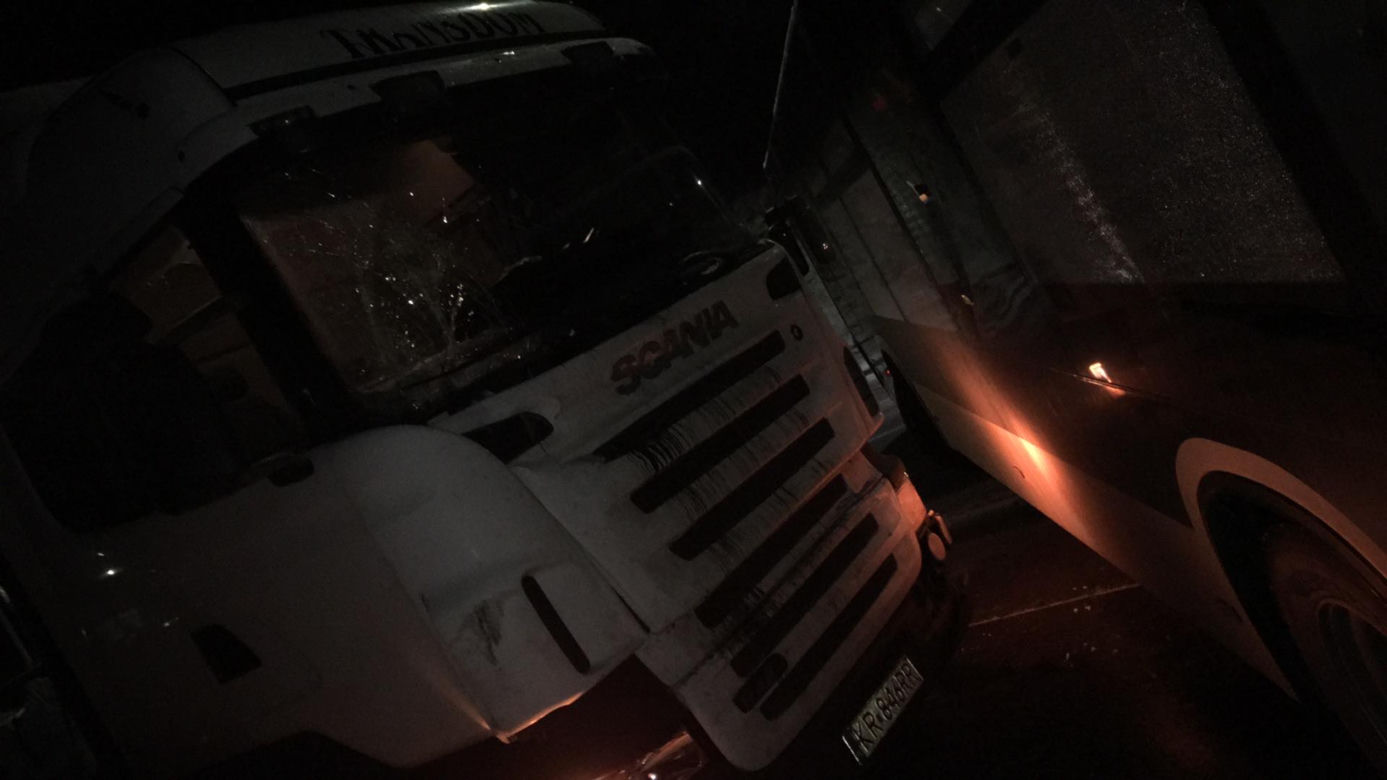 Tir uderzył w auta osobowe i autobus. To na Armii Krajowej w Starachowicach