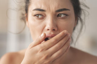 Słodki, chemiczny, a może zatęchły? Nietypowy zapach z ust może ujawniać poważne problemy zdrowotne