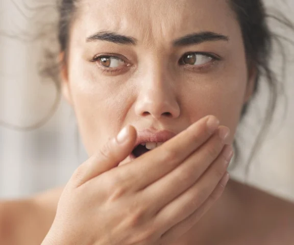 Słodki, chemiczny, a może zatęchły? Nietypowy zapach z ust może ujawniać poważne problemy zdrowotne