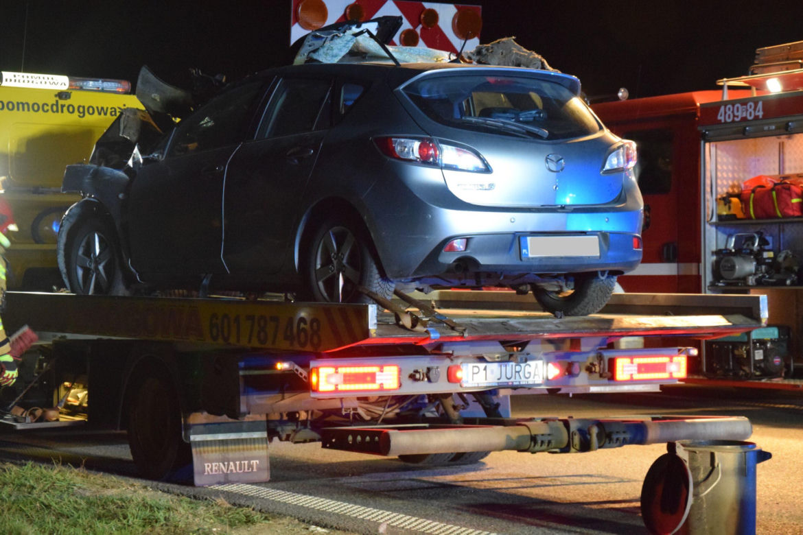 Samochód osobowy wbił się pod ciężarówkę. Groźny wypadek niedaleko Śmigla