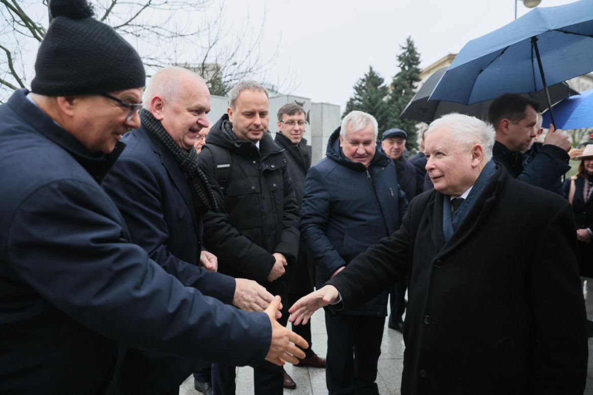 Przepychanki przed Sejmem. Wąsik i Kamiński przed zamkniętymi drzwiami 