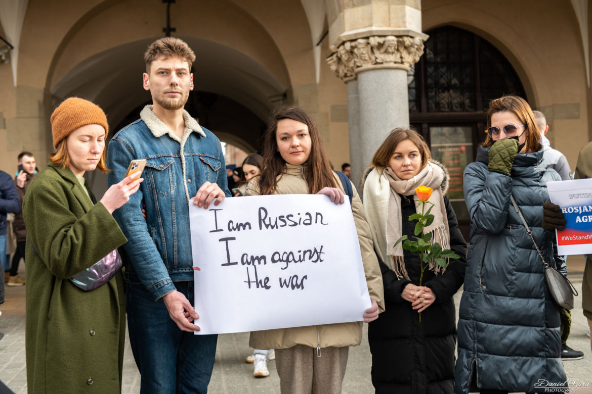 Kraków solidarny z Ukrainą! Wielka manifestacja na Rynku Głównym [ZDJĘCIA]