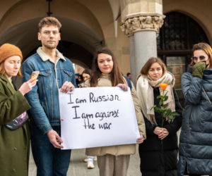 Kraków solidarny z Ukrainą! Wielka manifestacja na Rynku Głównym [ZDJĘCIA]