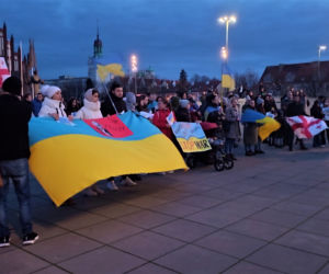 Manifestacja przeciwko wojnie na Ukrainie na placu Solidarności w Szczecinie