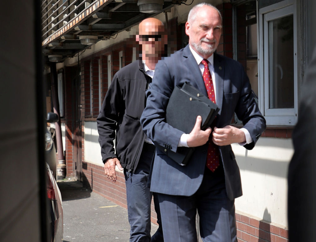 Antoni Macierewicz z ochroną