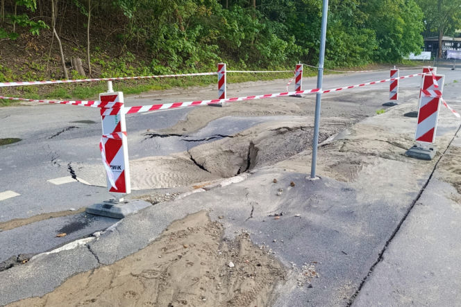 Ulica Starkiewicza zamknięta po awarii wodociągu