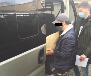Wypłacił fortunę cudzymi kartami 