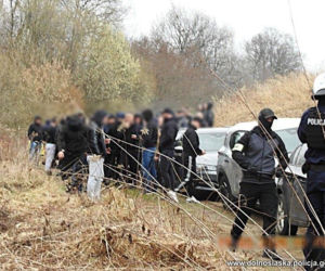 200 pseudokibiców miało wybrać się na grzyby. Chcieli zbierać je w rękawicach i kominiarkach! Zatrzymano 83 osoby