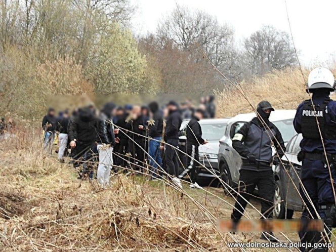 200 pseudokibiców miało wybrać się na grzyby. Chcieli zbierać je w rękawicach i kominiarkach! Zatrzymano 83 osoby