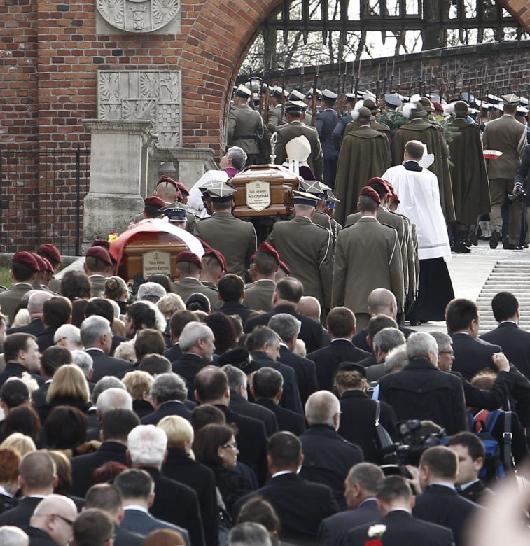 Morze łez, setki krakowian na ulicach. Tak żegnano ofiary katastrofy smoleńskiej 10 lat temu