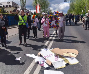 Happening pt. Na drugi koniec tęczy z Ojcem Tadeuszem. Chryja 2