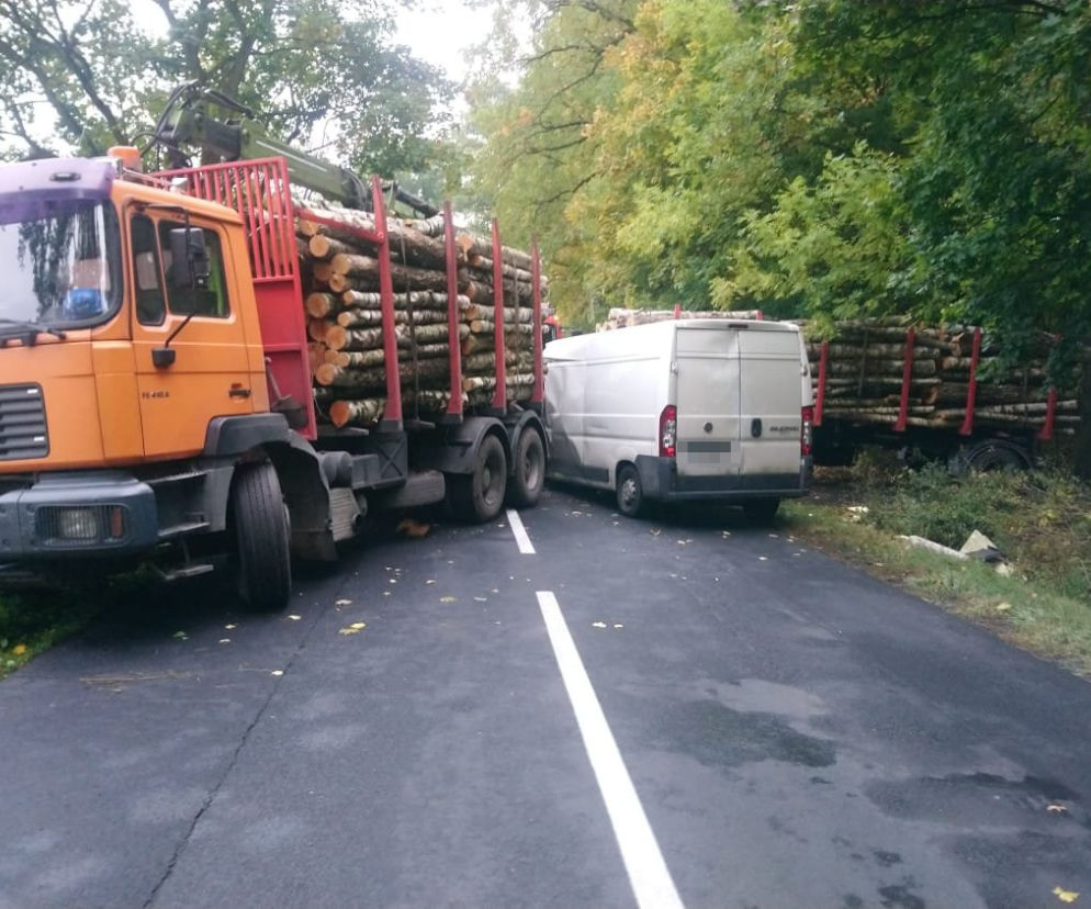 Koszmarny wypadek w Dąbrowie Chełmińskiej. Ciężarówka zmiażdżyła dostawczaka