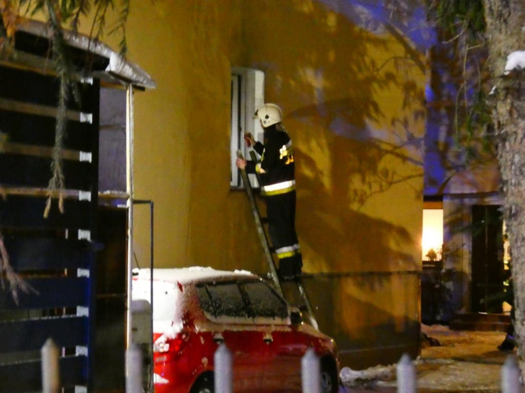 Pożar domu w Raszynie. Mała dziewczynka podtruta dymem, mężczyzna poparzony