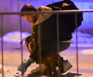 Sebastian Fabijański z pieskiem na spacerze