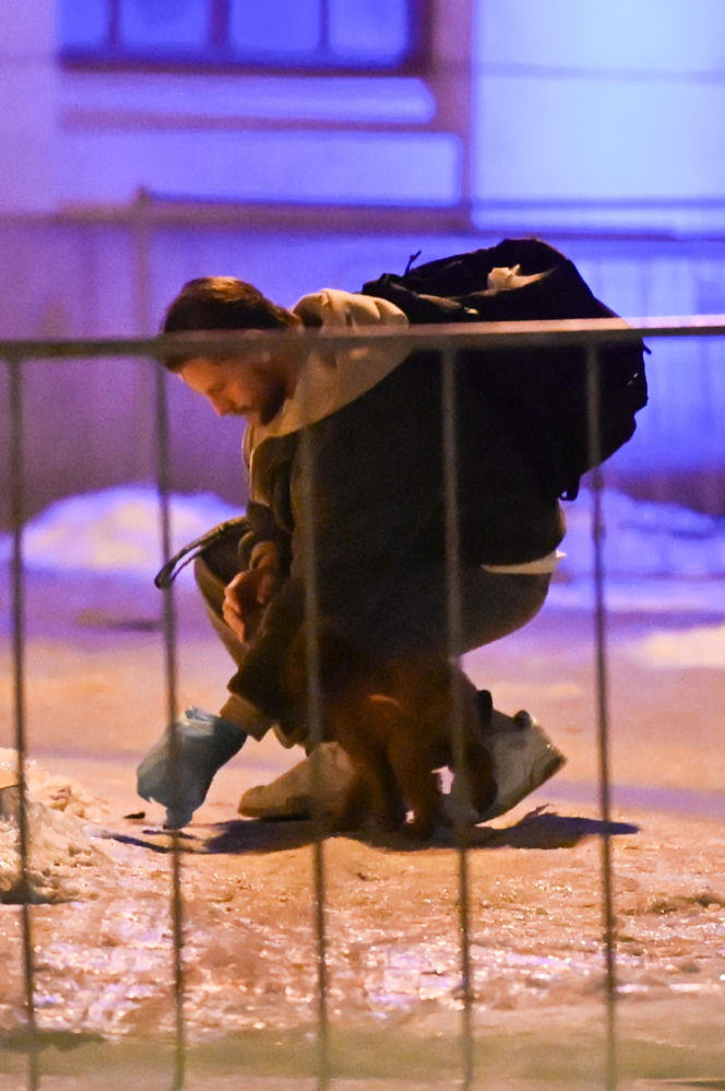 Sebastian Fabijański z pieskiem na spacerze