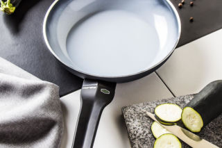 Patelnia ceramiczna: właściwości, zalety, wady