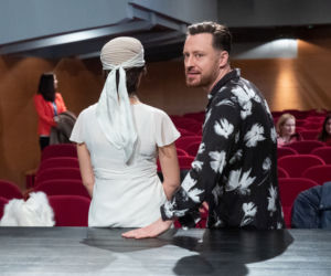 Na Wspólnej odc. 3273. Marta (Joanna Jabłczyńska), aktorka (Sylwia Gola), reżyser Halicki (Adam Szczyszczaj)