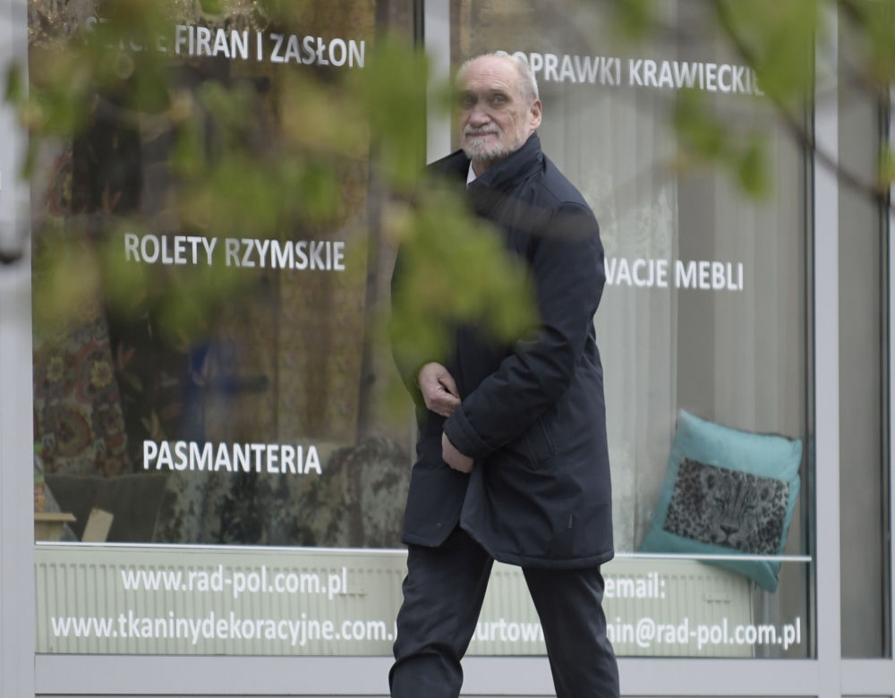 Antoni Macierewicz parkuje na przystanku