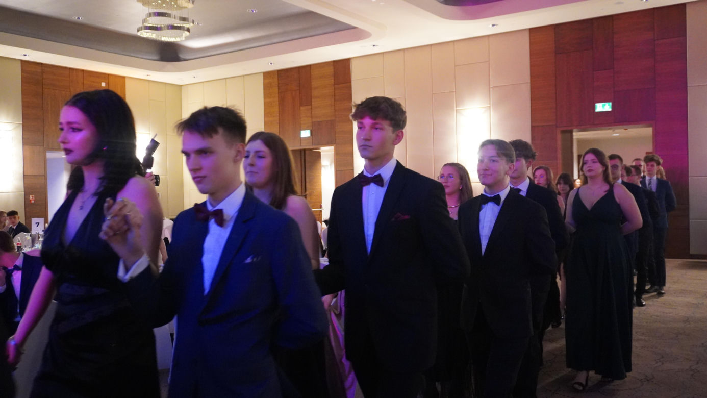 Studniówkowe szaleństwo. Bal przedmaturalny I LO im. Bartłomieja Nowodworskiego 