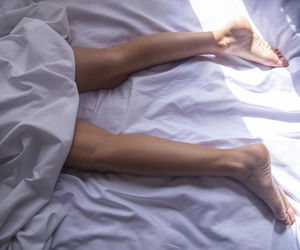 Budzisz się uwięziona we własnym ciele? Jedna pozycja snu może zwiększać ryzyko paraliżu sennego nawet o połowę