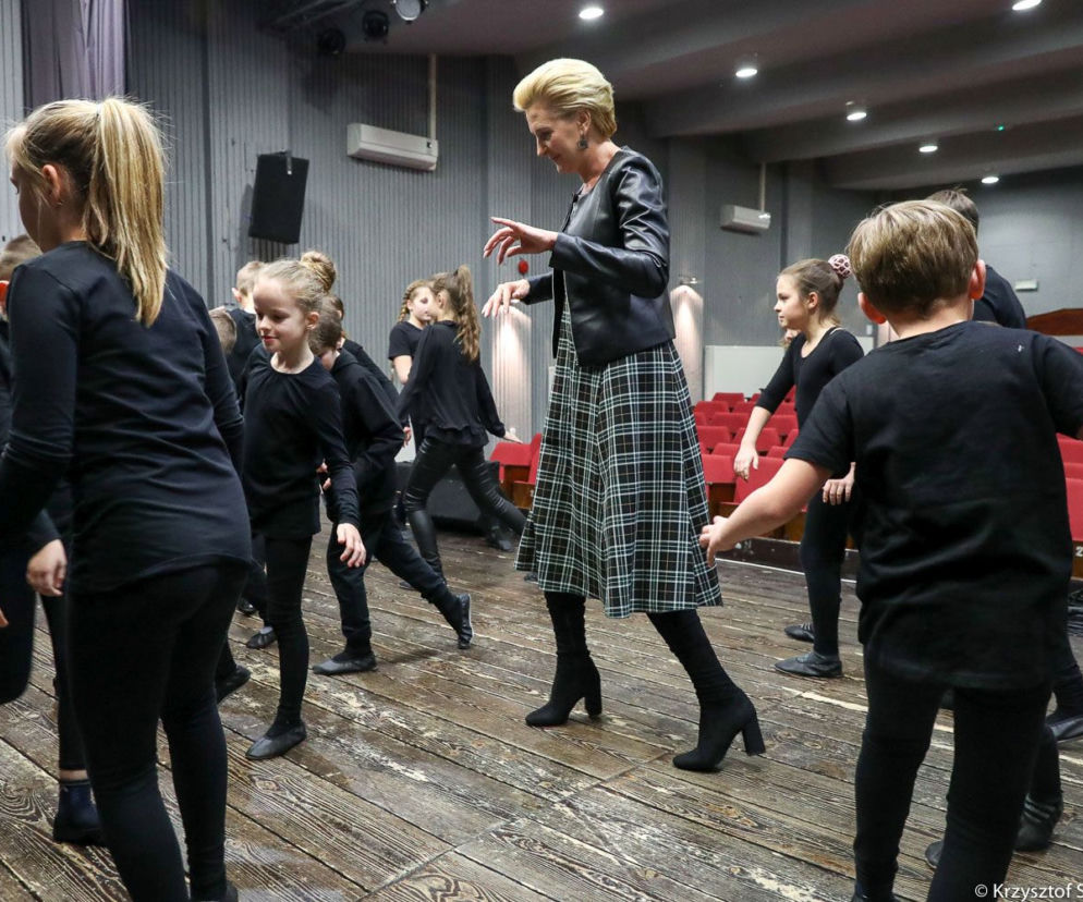 Agata Duda z dziećmi z teatru