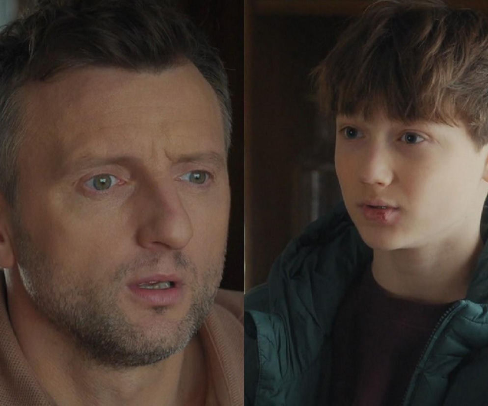 Zbliżenie na Bartka (Arkadiusz Smoleński) i Franka z M jak miłość. Bartek, mężczyzna o krótkich włosach i z zarostem, ma zaniepokojony wyraz twarzy, patrząc w prawo. Obok młody chłopak z rozchylonymi ustami i zranioną wargą w ciemnej kurtce, jego wzrok skierowany jest w lewo. Więcej o ich losach na Super Seriale.