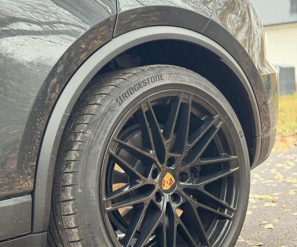 Czarne koło Porsche z felgą o gęstych ramionach. O kradzieżach części aut przeczytasz na portalu Mediateka.