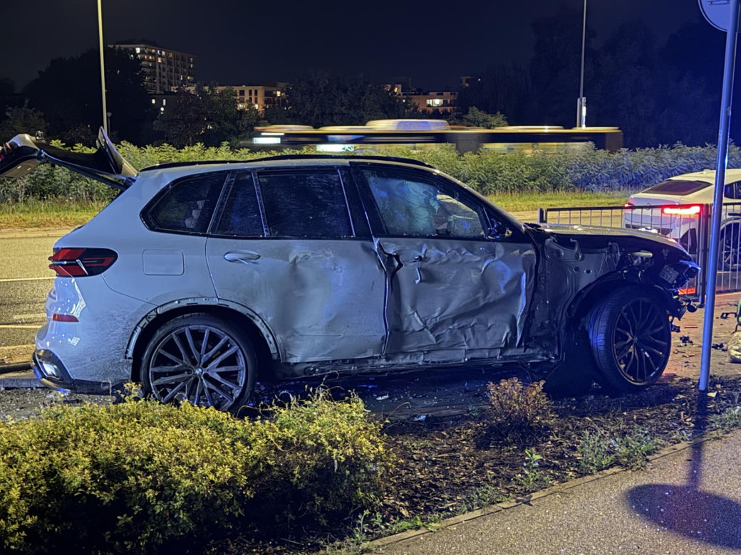 W BMW staranował przystanek. Wcześniej stracił prawo jazdy
