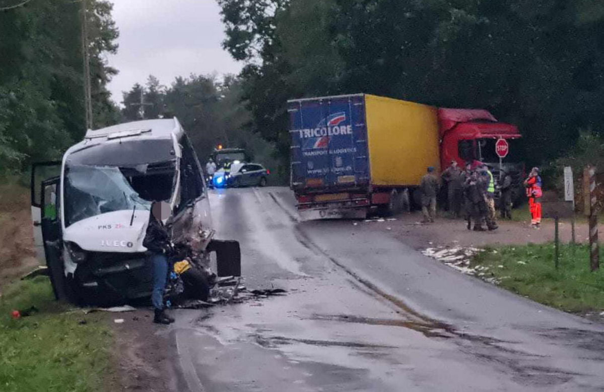 Wypadek busu z dziećmi. Pomogli żołnierze