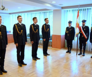 Młodzi strażacy otrzymali nominacje oficerskie. Zostaną skierowani do podkarpackich jednostek [FOTO]