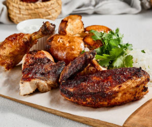 Kurczak pieczony na chlebie – mięso soczyste, a pod spodem najlepsza „wkładka” obiadowa