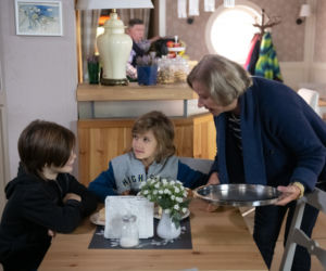 Na Wspólnej odc. 2846. Kajtek Cieślik (Mikołaj Szostek) - syn Moniki i Damiana, Maria Zięba (Bożena Dykiel)