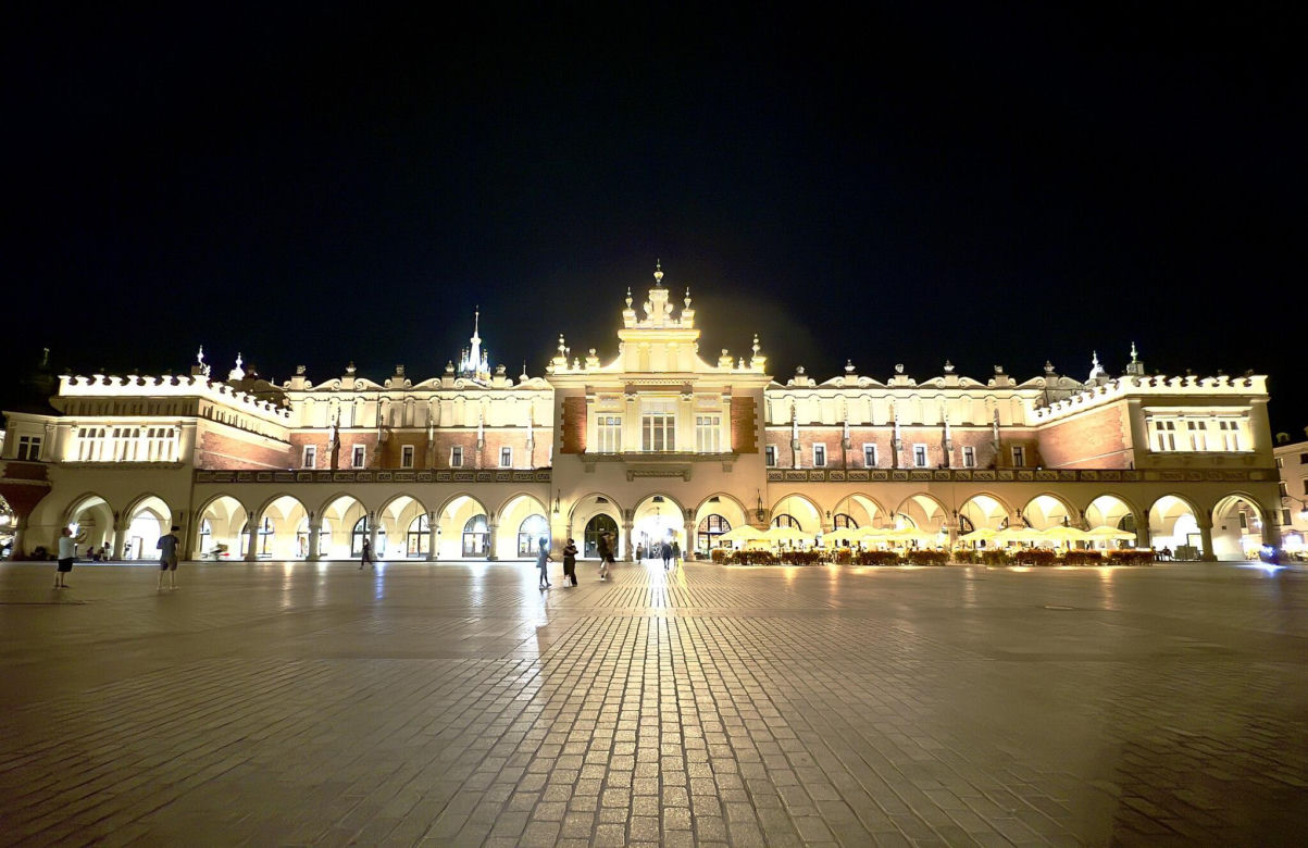To miasto w Małopolsce jest nazywane Barceloną Północy. Jednak mało kto wie, że jest większe od hiszpańskiego hitu turystycznego 
