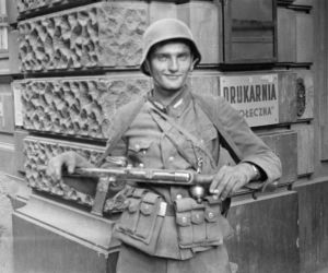 Powstanie Warszawskie. Na początku była euforia. Widać to na zdjęciach Lokajskiego